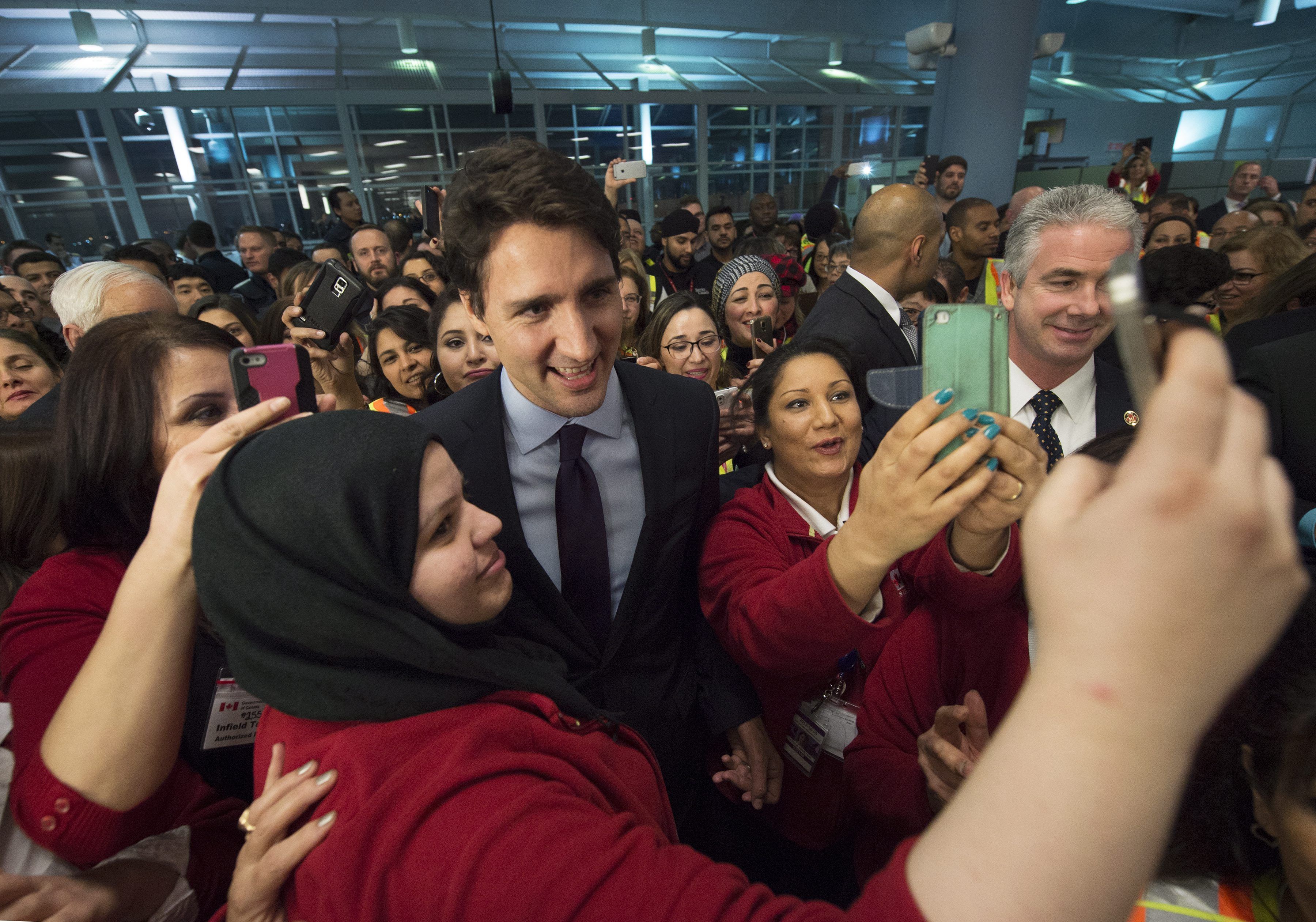 syrianrefugeesarrivesincanadabymilitaryplane